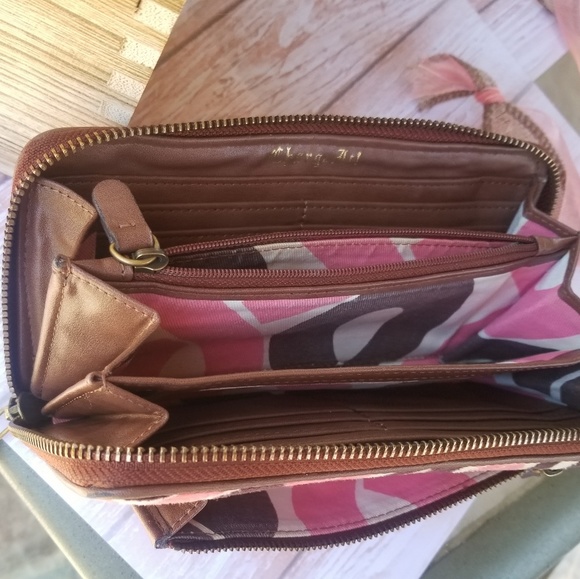 (RARE FIND) Juicy Couture Breast Cancer Awareness - Picture 5 of 8